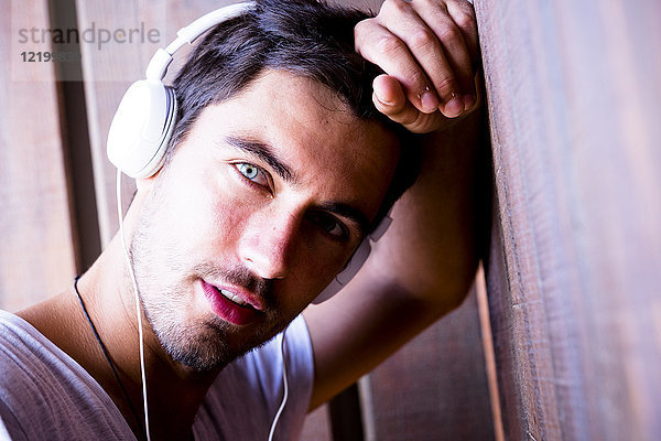 Porträt eines hübschen jungen Mannes mit Kopfhörer