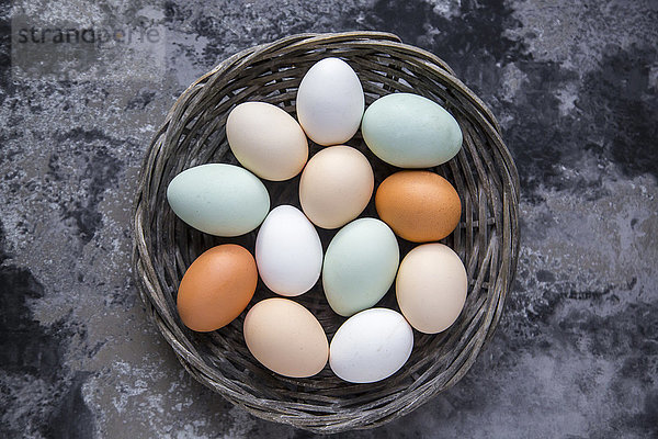 Verschiedene Eier  weiße  braune  hellbraune und grüne Eier