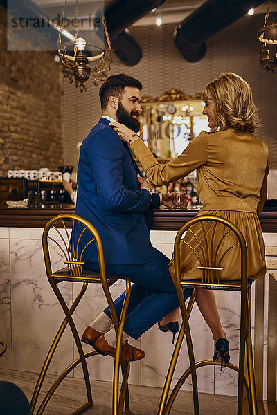 Elegantes Paar sitzt an der Theke in einer Bar