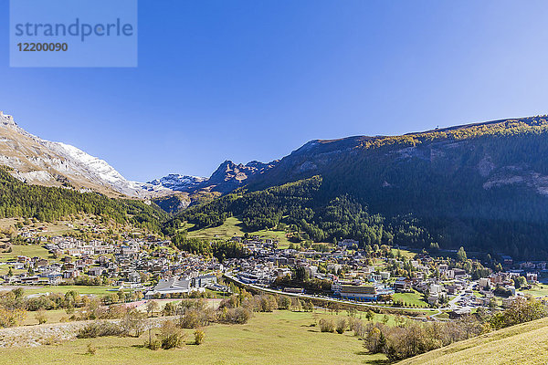 Schweiz  Wallis  Leukerbad  Stadtbild mit Bergmassiv