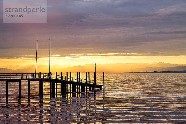 Deutschland  Baden-Württemberg  Konstanz  Bodensee  Uferpromenade bei Sonnenaufgang