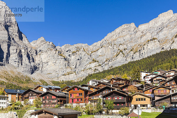 Schweiz  Wallis  Leukerbad  Häuser und Bergmassiv