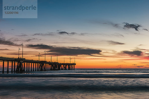 USA  Kalifornien  Los Angeles  Venice Beach  Venice Beach Pier bei Sonnenuntergang