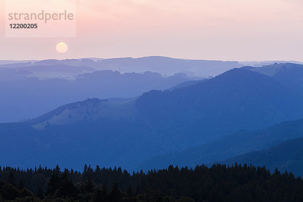 Deutschland  Baden-Württemberg  Schwarzwald  Blick vom Schauinsland bei Sonnenaufgang