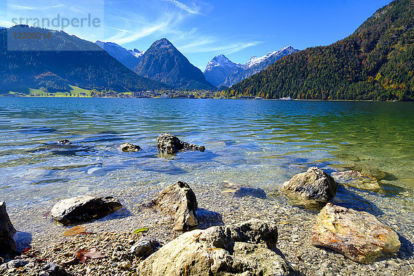 Österreich  Tirol  Blick auf den Achensee mit Pertisau und Karwendel