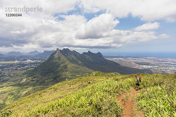 Mauritius  Le Pouce Mountain  Snail Rock und Port Louis  Wanderer