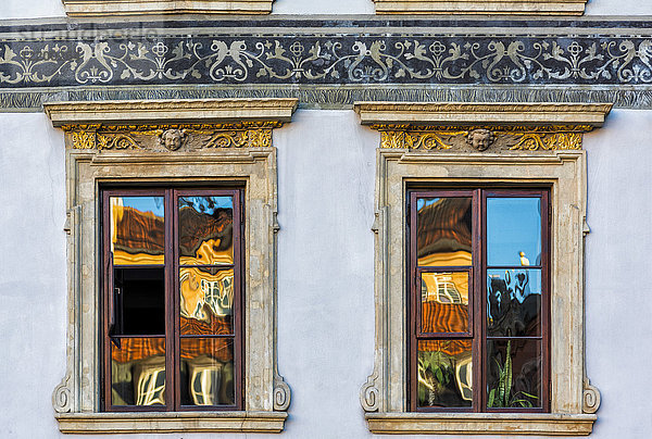 Polen  Warschau  Spiegelungen an den Fenstern eines alten Hauses