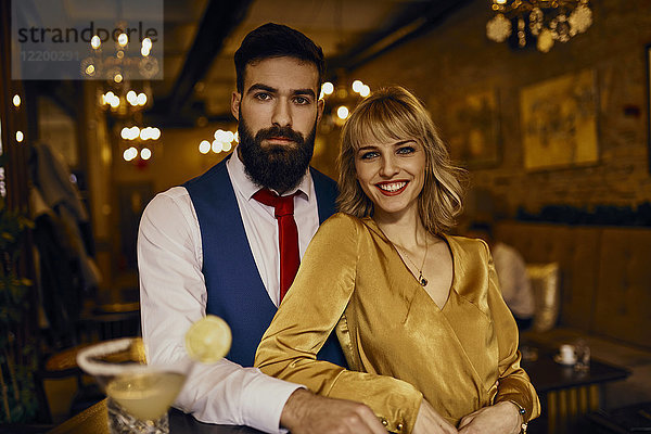 Porträt eines eleganten Paares in einer Bar