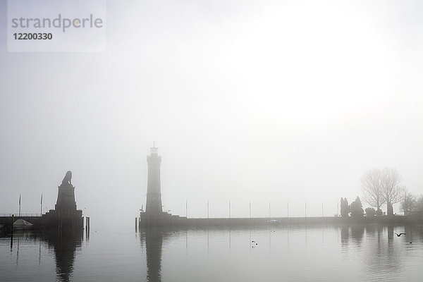 Deutschland  Lindau  Bodensee  Hafeneinfahrt im Nebel