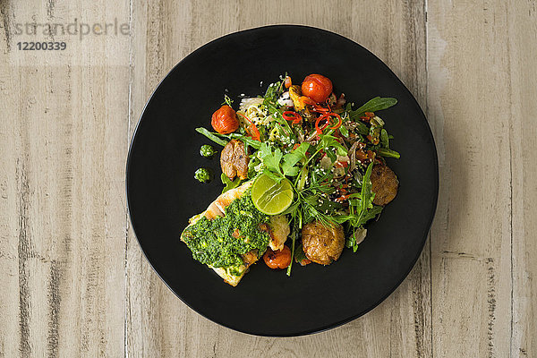 Schön dekorierter Salat mit Fisch  Pesto und Limone