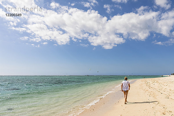 Mauritius  Südwestküste  Indischer Ozean  Strand von Le Morne  Touristinnen am Strand