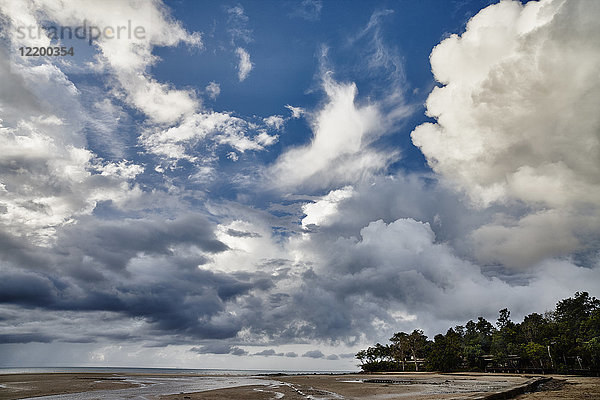 Thailand  Ko Yao Yai  Wolken über dem Strand