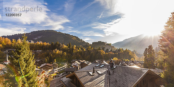 Schweiz  Kanton Bern  Gstaad  Stadtbild mit Gstaad Palace Hotel