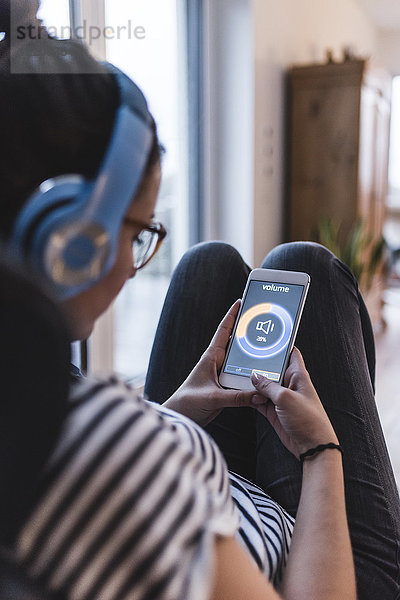 Musik hören mit Kopfhörer und Smartphone zu Hause
