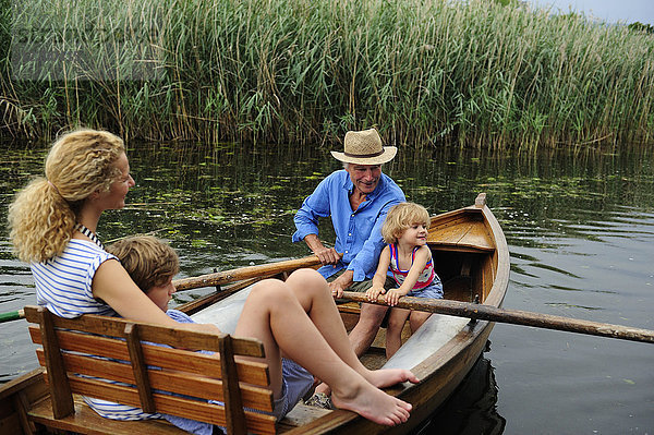 Familie im Ruderboot auf dem See