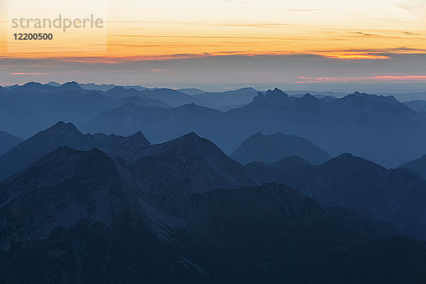 Österreich  Deutschland  Bayern  Zugspitze  Gipfel bei Sonnenuntergang