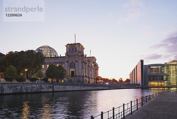 Deutschland  Berlin  Regierungsviertel  Reichstagsgebäude und Paul-Loebe-Gebäude an der Spree