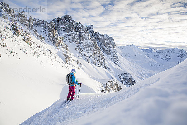 Österreich  Tirol  Kalkkoegel  Axamer Lizum  Freeride-Skifahrer mit Blick ins Tal