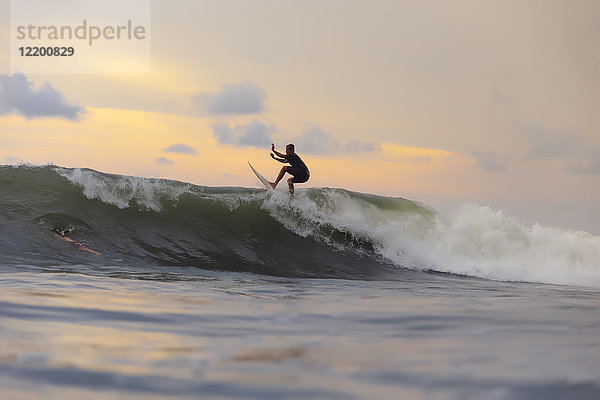 Indonesien  Bali  Surfer surfen auf der Welle