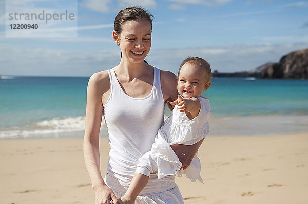 Mutter mit kleiner Tochter am Strand