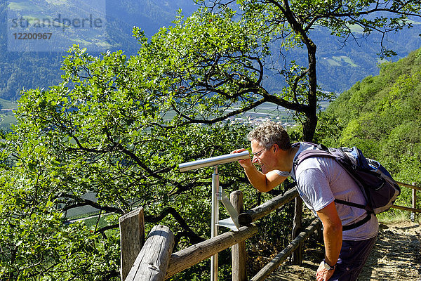 Italien  Südtirol  Vinschgau  Naturns  Sonnenberg Panorama Trail  Wanderer mit Teleskopblick