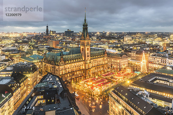 Deutschland  Hamburg  Weihnachtsmarkt im Rathaus am Abend