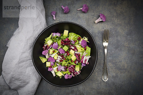 Gemischter Salat  lila Blumenkohl  Avocado und Granatapfelsamen