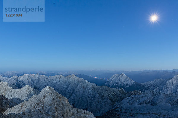 Österreich  Deutschland  Bayern  Zugspitze  Gipfel und Vollmond