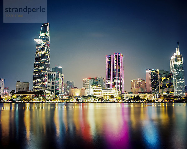 Vietnam  Ho-Chi-Minh-Stadt  Skyline bei Nacht