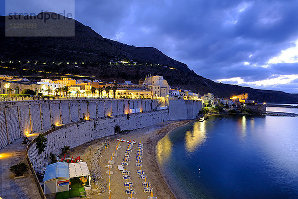 Italien  Sizilien  Trapani  Castellammare del Golfo  Promenade und Strand am Abend