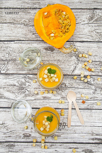 Kürbissuppe mit Croutons  garniert mit Petersilie im Glas