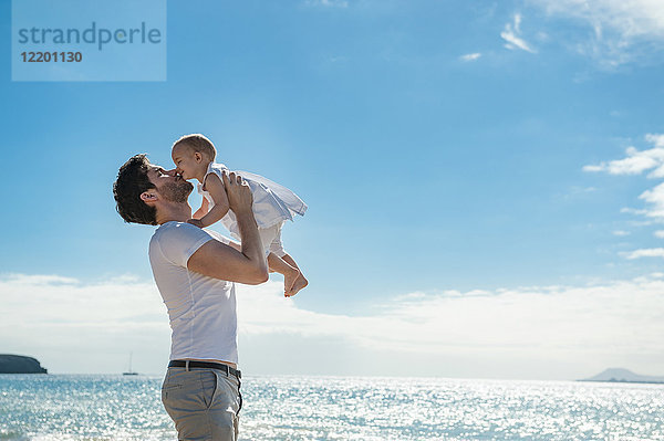Spanien  Lanzarote  Vater streichelt seine kleine Tochter am Strand