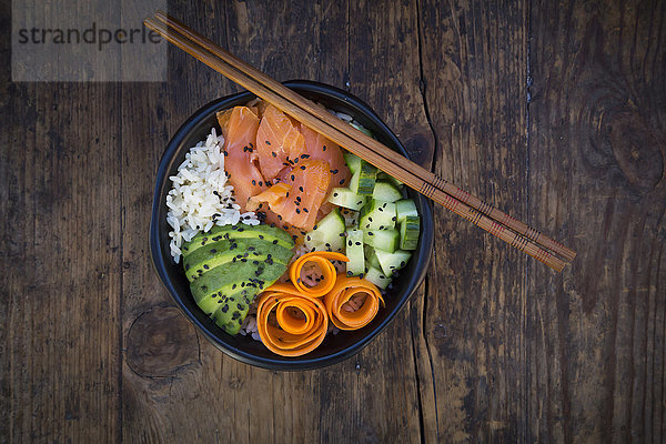 Sushi-Schale mit Lachs  Avocado  Gurke  Reis und Karotte