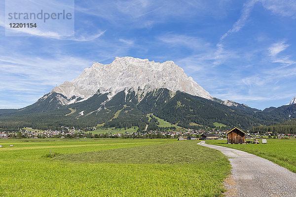 Österreich  Tirol  Lermoos  Ehrwalder Becken  Blick auf Ehrwald und Zugspitze