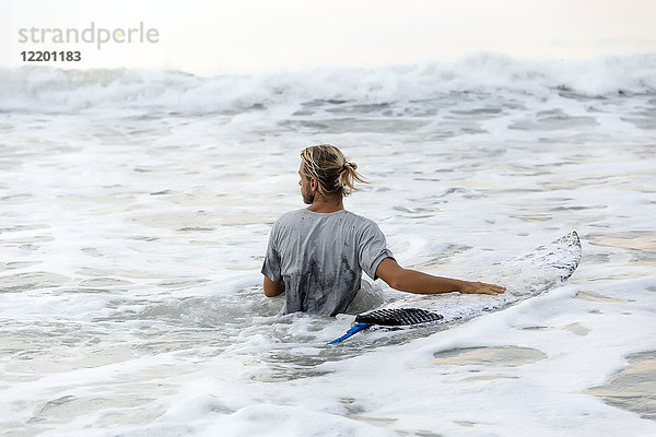 Indonesien  Bali  Surfer und Surfbrett im Wasser