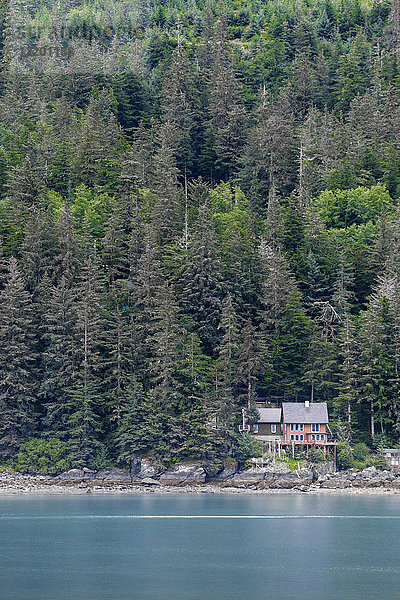 USA  Alaska  Juneau  Haus und Bäume bei Auke Bay