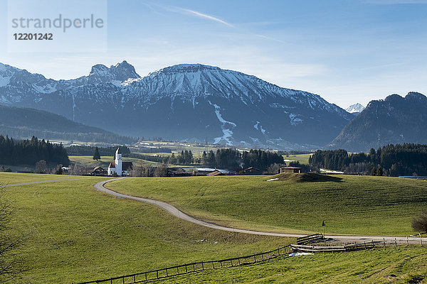 Deutschland  Bayern  Allgäu  Ostallgäu  Chruch St. Moritz in Zell  Brentenjoch und Aggenstein