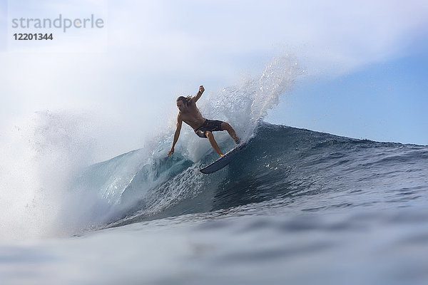 Indonesien  Sumatra  Surfer auf einer Welle