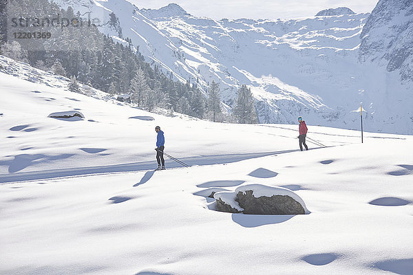 Österreich  Tirol  Lüsens  Sellrain  zwei Langläufer in verschneiter Landschaft