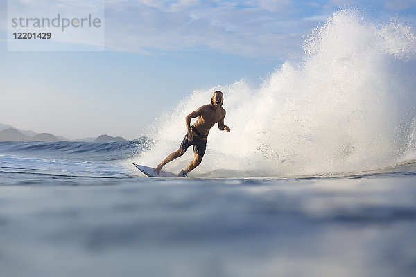 Indonesien  Sumatra  glücklicher Mann beim Surfen