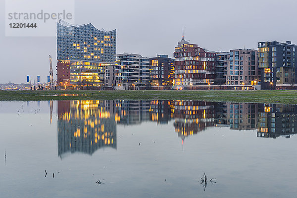 Deutschland  Hamburg  Hafencity  moderne Gebäude und Elbphilharmonie am Abend