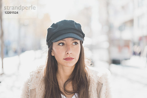 Porträt einer stilvollen jungen Frau in der Stadt