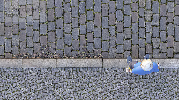 Roboter steht am Straßenrand  3D-Rendering