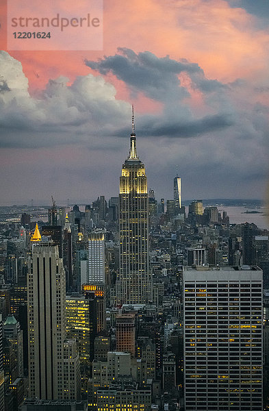 USA  New York  Manhattan  Empire State Building und One World Trade Center im Hintergrund