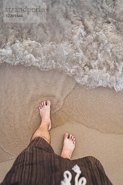 Thailand  Menschenfüße am Strand am Meer