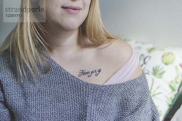 Frau mit Tattoo  Teilansicht