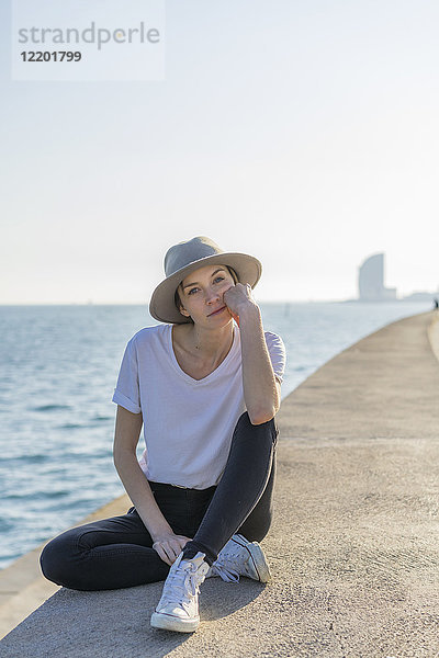 Spanien  Barcelona  Porträt der Frau mit Hut an der Uferpromenade