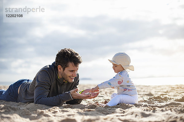 Spanien  Lanzarote  Vater spielt mit Mädchen am Strand