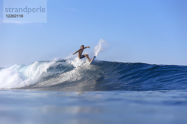 Indonesien  Sumatra  Surfer auf einer Welle