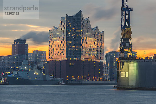 Deutschland  Hamburg  Hafencity  Elbphilharmonie bei Sonnenaufgang